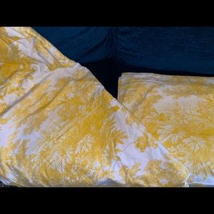 Duvet Cover w/ 2 shams & bed skirt.